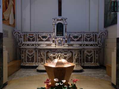 E a disperdersi furono anche i preziosi arredi (dipinti, croci e candelieri) che ornavano l�antico tempio frutto dell��ammodernamento� in stile barocco del complesso avvenuto tra il XVII e il XVIII secolo. Tra questi vi era anche un elegante altare marmoreo che occupava l�unica abside centrale. Quest�ultimo, per probabile devozione di qualche ricca famiglia, venne salvato